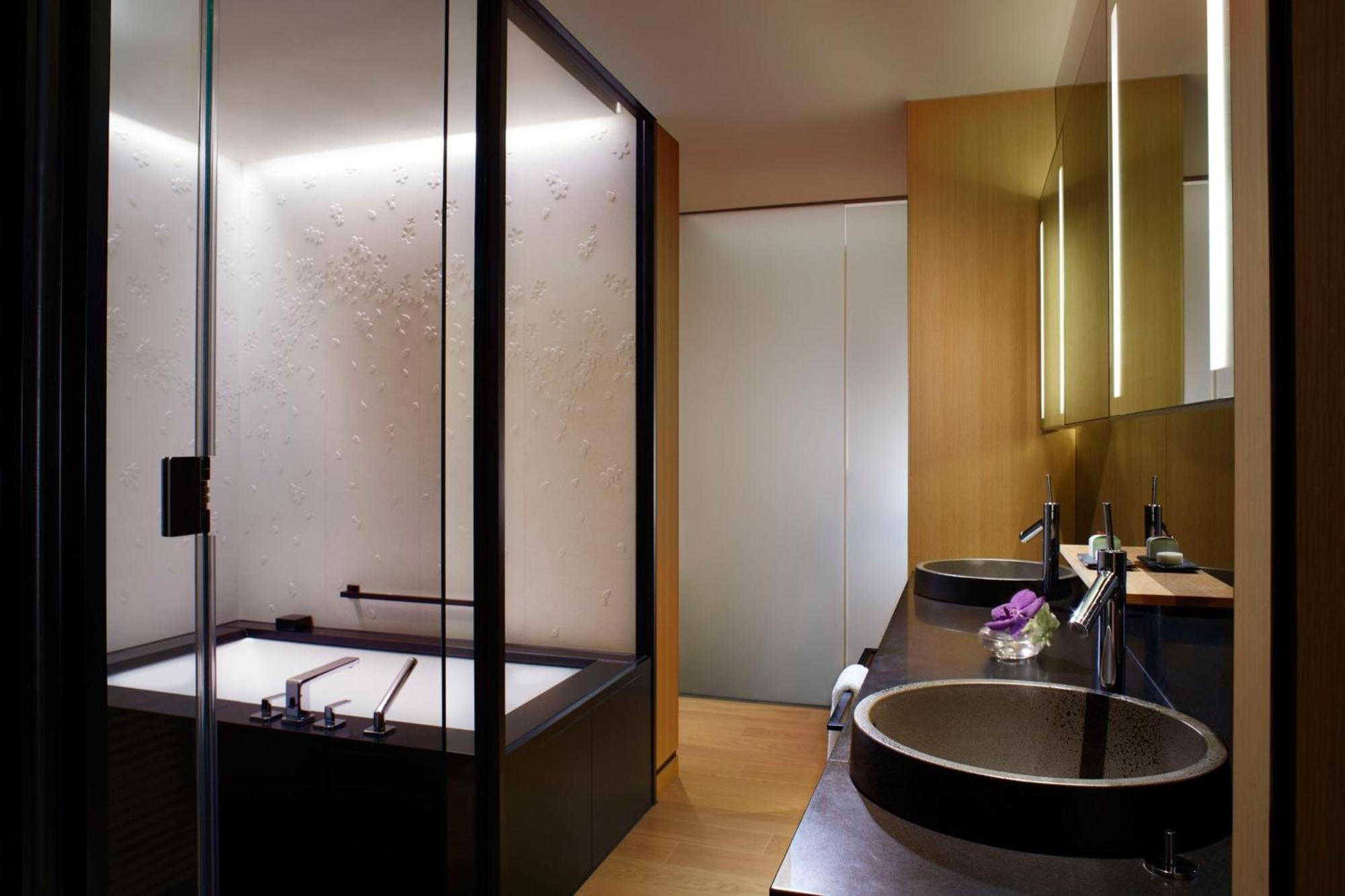 Deluxe KYOTO Guest room 1 King Courtyard view