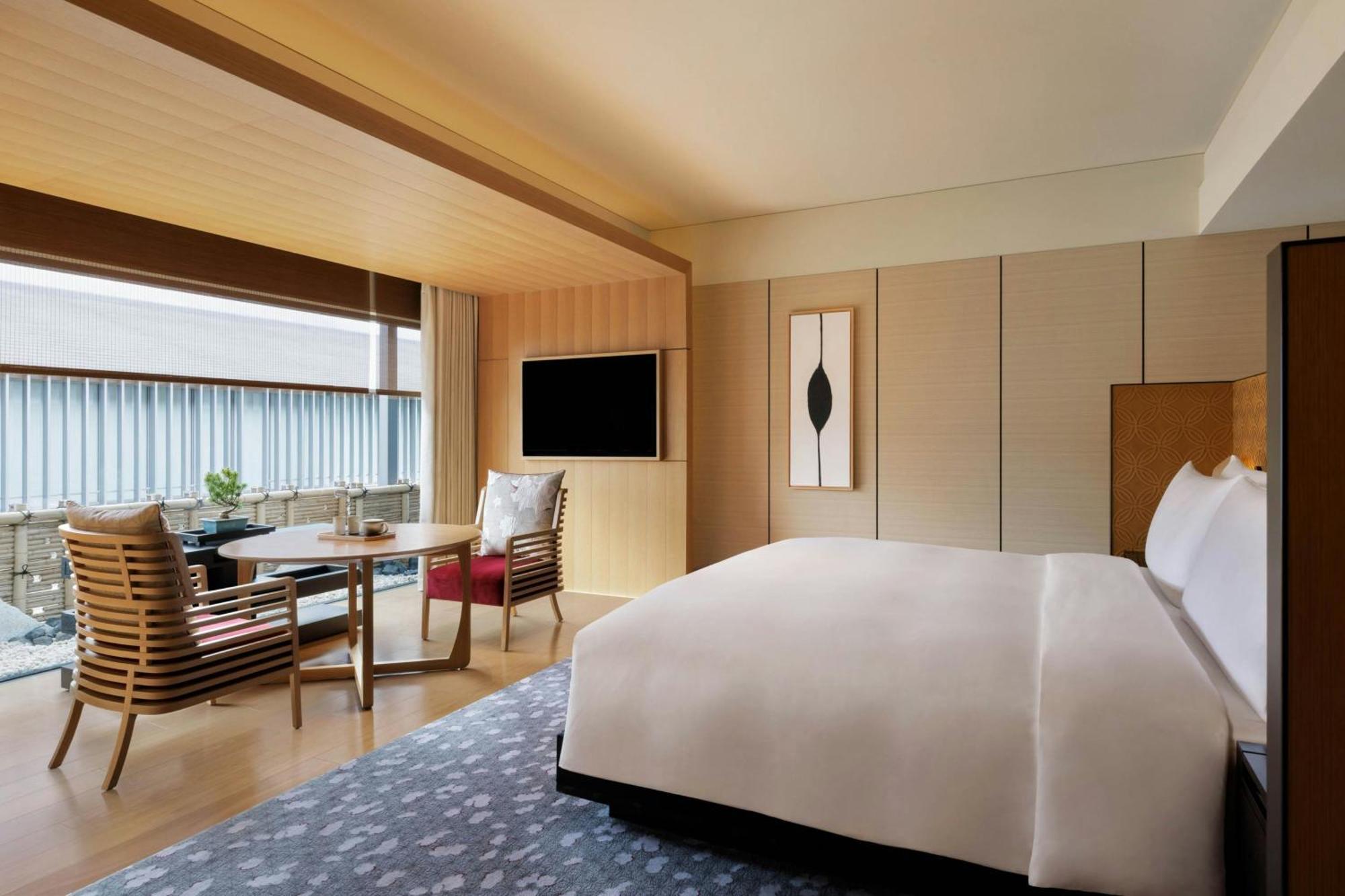 Deluxe KYOTO Guest room 1 King Courtyard view